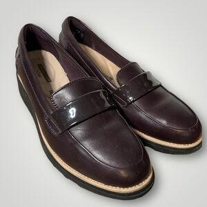 Collection Clarks purple maroon patent leather loafers
